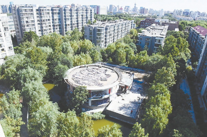 鲁园上河村1700多㎡水上玻璃房开拆,用了10多年的会所是违建