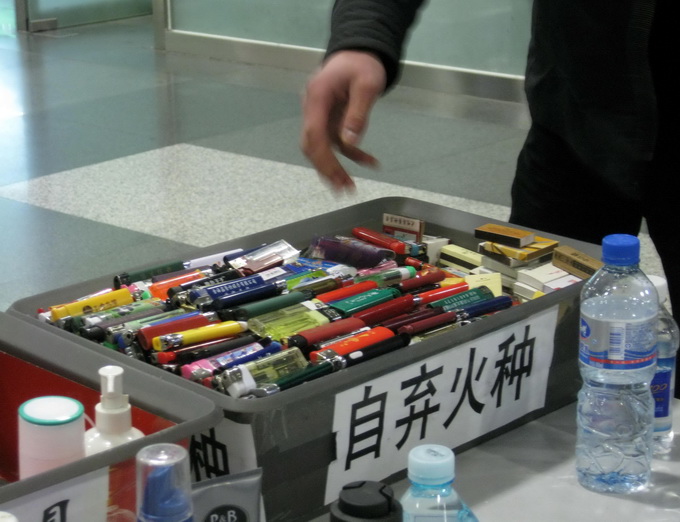 为躲机场安检男子将打火机藏在这里罚500元