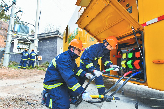 电力应急救援队及应急发电车做好备勤和演练,随时应对突发断电情况.