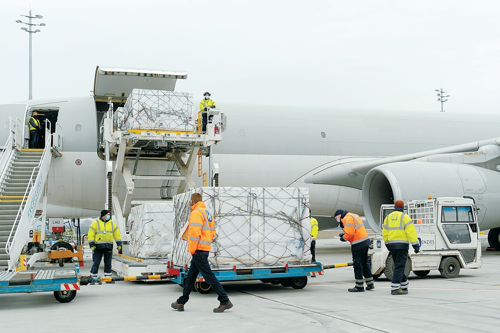 首批中国新冠疫苗运抵匈牙利