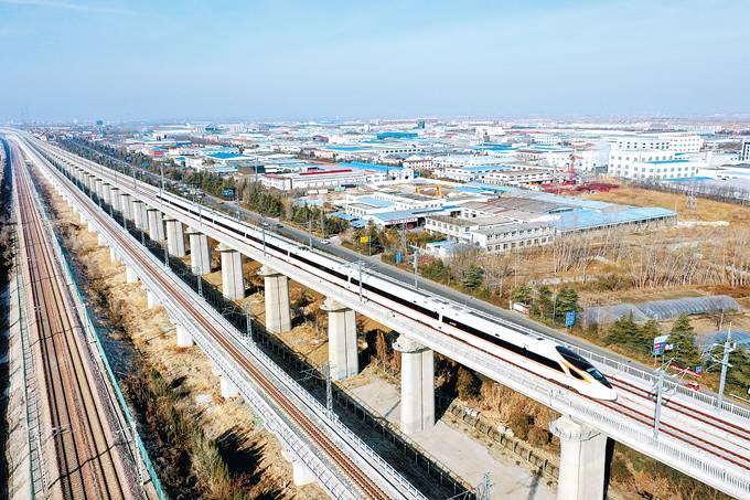 2月8日,从连云港站首发徐州的g8308次"复兴号"高铁列车驶进连云港市