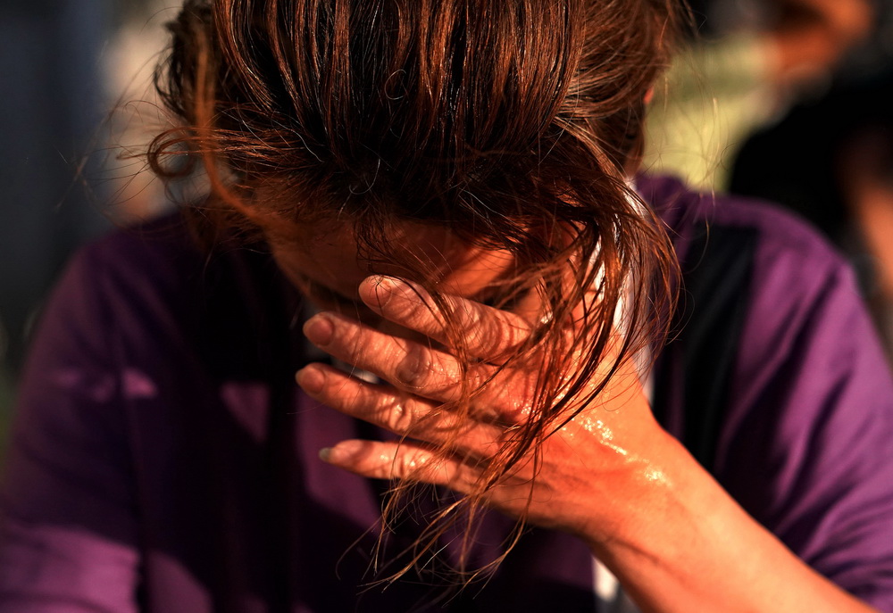 第三十一届中国新闻奖新闻摄影参评作品《高温下的检测卫士》_京报网