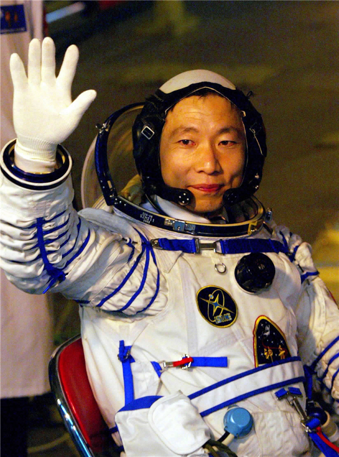 2003年10月15日,执行中国首次载人航天飞行任务的航天员杨利伟出发登