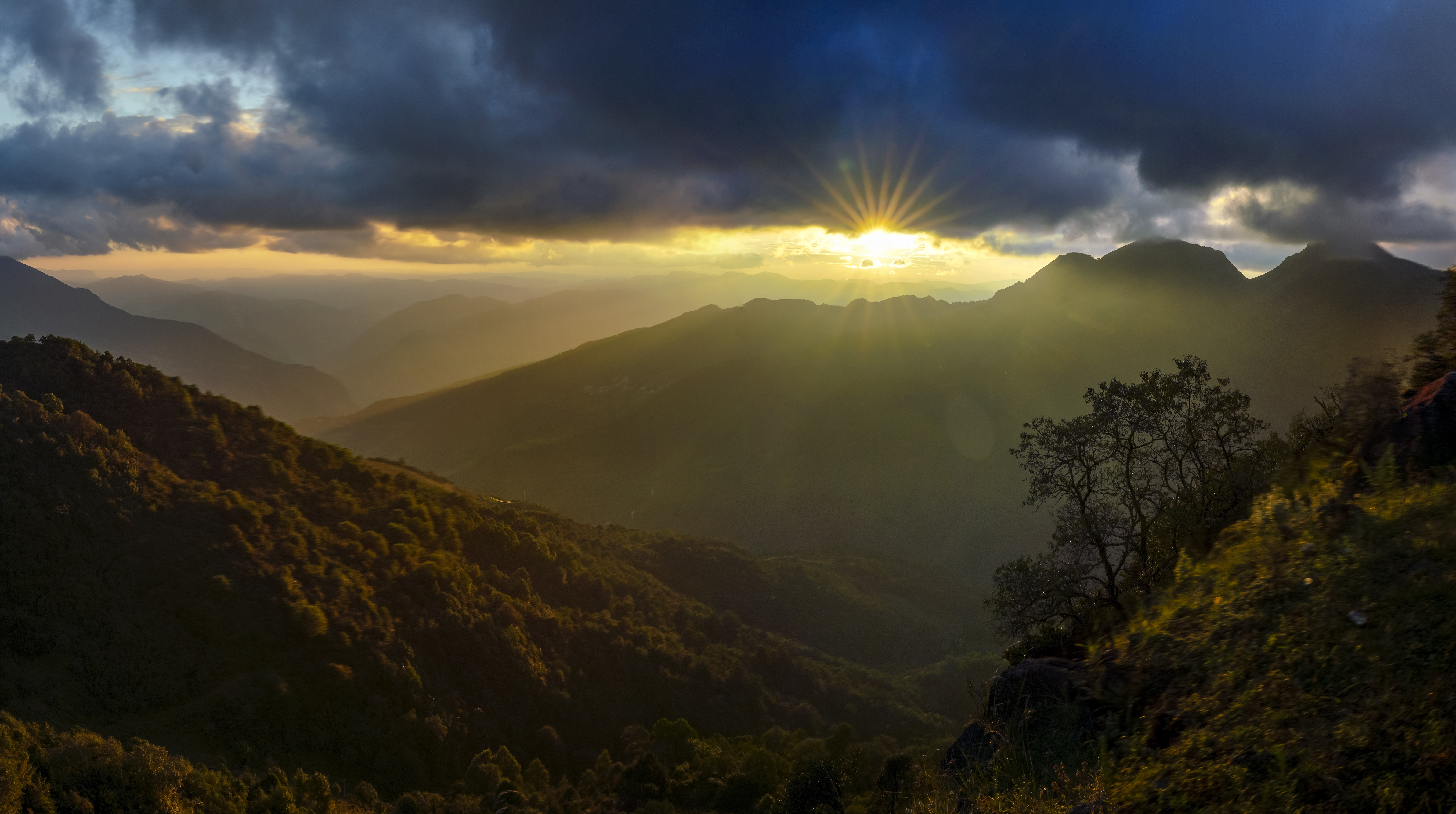 秋至轿子山 云雾缭绕 景色迷人 京报网
